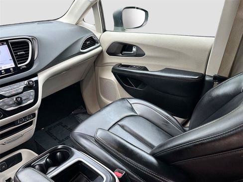 Used 2023 Chrysler Pacifica Touring-L FWD image 23