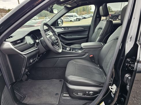 New 2025 Jeep Grand Cherokee Altitude image 15