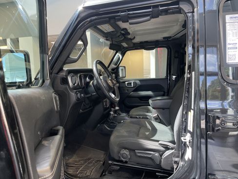 Used 2019 Jeep Wrangler Unlimited Sahara AWD/4WD image 16