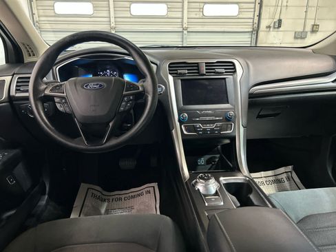Used 2019 Ford Fusion SE FWD image 4