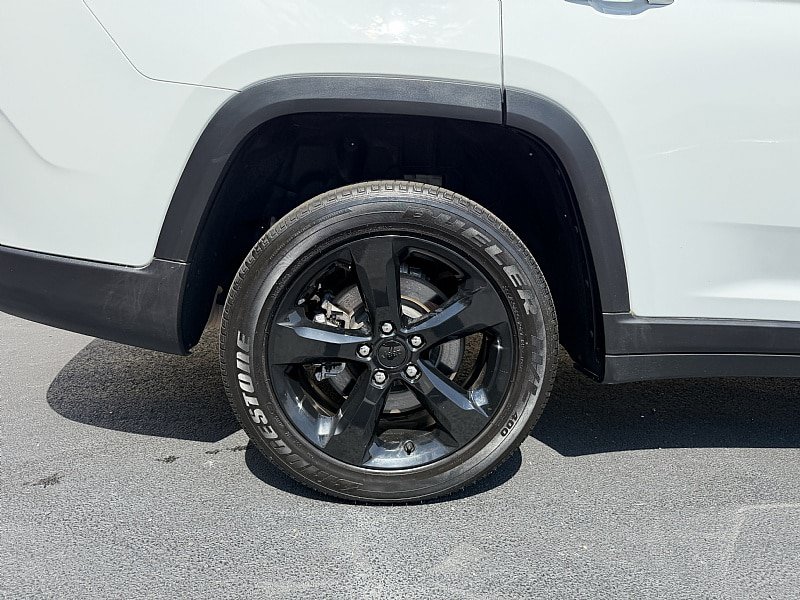 Used 2024 Jeep Grand Cherokee L Altitude AWD/4WD image 8