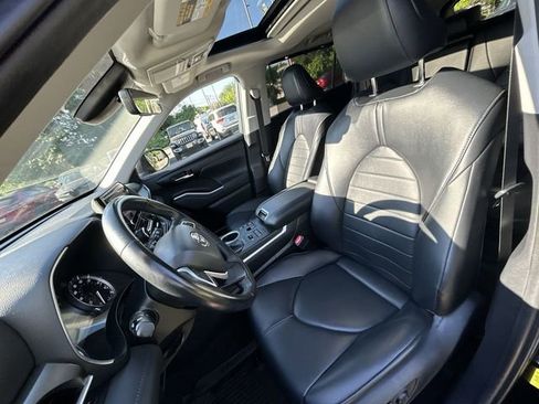 Used 2023 Toyota Highlander XLE AWD/4WD image 15