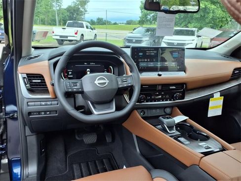 New 2025 Nissan Rogue Platinum w/ Tech Package image 10