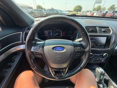 Used 2016 Ford Explorer XLT w/ Equipment Group 202A AWD/4WD image 17