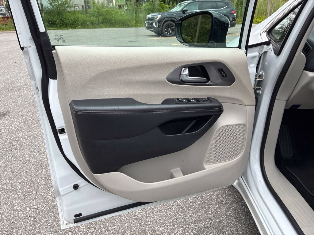 Used 2024 Chrysler Pacifica Touring-L FWD image 28