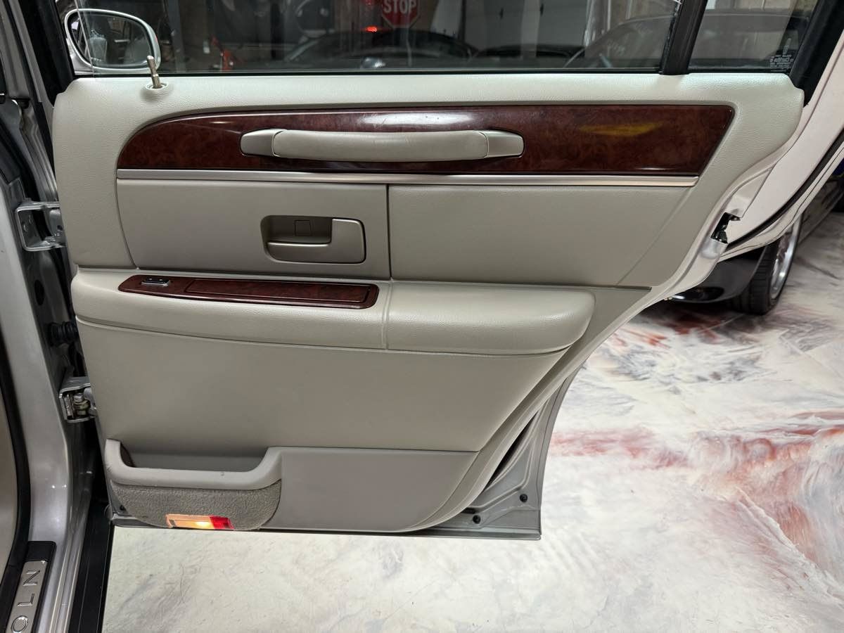 Used 2003 Lincoln Town Car Executive RWD image 28
