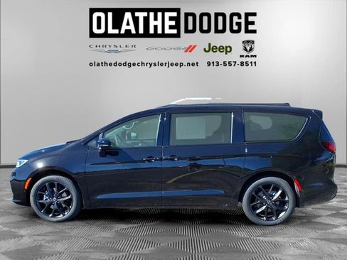 New 2026 Chrysler Pacifica Select image 3