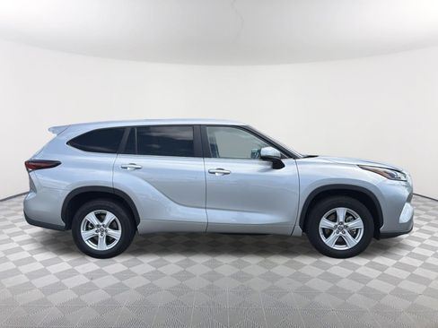 Certified 2025 Toyota Highlander LE FWD image 16