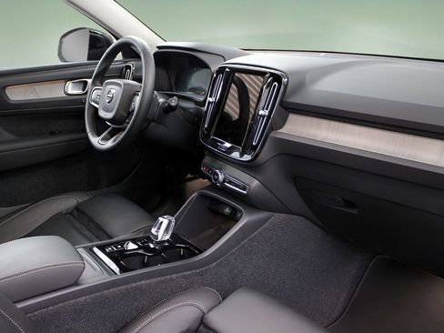 Certified 2025 Volvo XC40 B5 Ultra AWD/4WD image 25