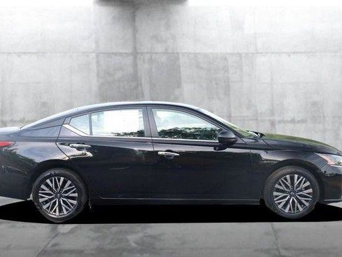 Certified 2025 Nissan Altima 2.5 SV FWD image 5
