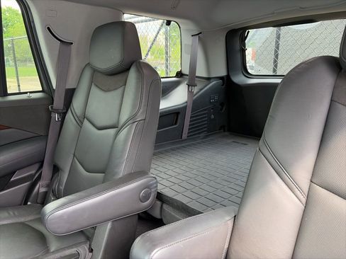 Used 2017 Cadillac Escalade Luxury AWD/4WD image 14