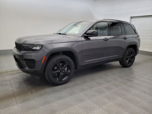Used 2023 Jeep Grand Cherokee Altitude AWD/4WD image 2