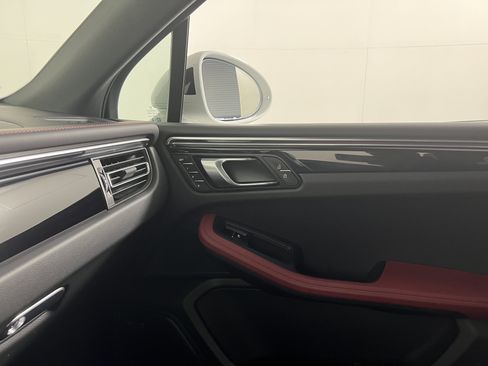 Certified 2026 Porsche Macan AWD/4WD image 14