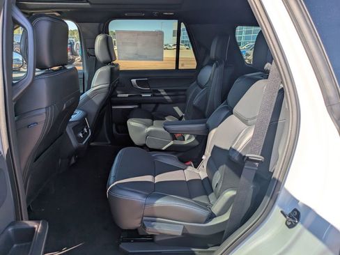 New 2025 Ford Expedition Platinum image 11