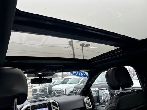 Certified 2019 Ford F150 Platinum w/ Equipment Group 701A Luxury image 7