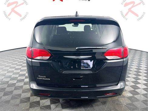 Used 2023 Chrysler Voyager LX image 6