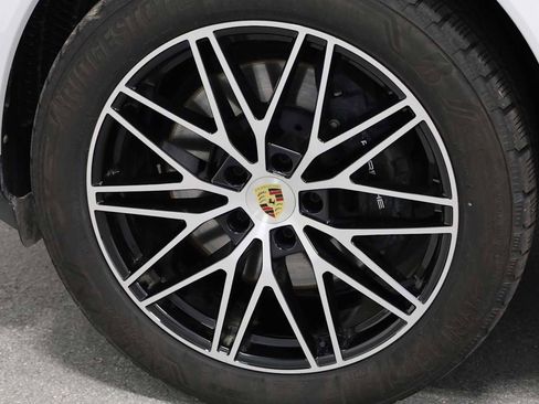 Certified 2024 Porsche Cayenne Coupe image 40