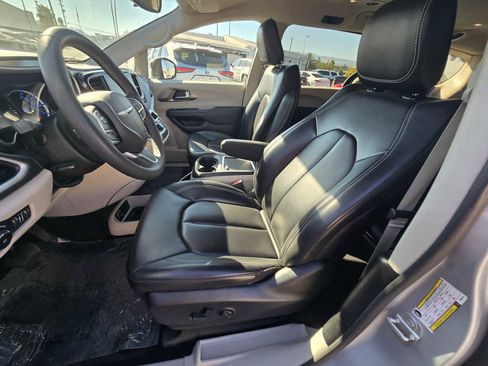 Used 2023 Chrysler Pacifica Touring-L image 23