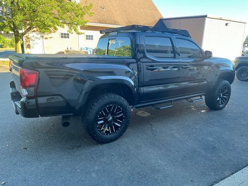 Used 2018 Toyota Tacoma TRD Sport AWD/4WD image 5