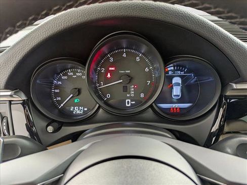 Certified 2023 Porsche Macan image 16
