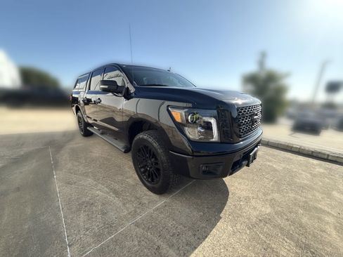 Used 2019 Nissan Titan SV w/ SV Convenience Package RWD image 3
