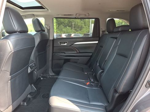 Certified 2019 Toyota Highlander XLE AWD/4WD image 12