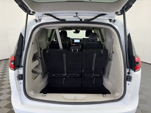Used 2024 Chrysler Pacifica Touring-L FWD image 15