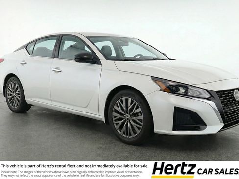 Used 2025 Nissan Altima 2.5 SV image 1