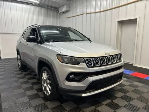 Used 2025 Jeep Compass Limited AWD/4WD image 2