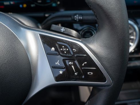 Used 2025 Mercedes-Benz GLA 250 image 32