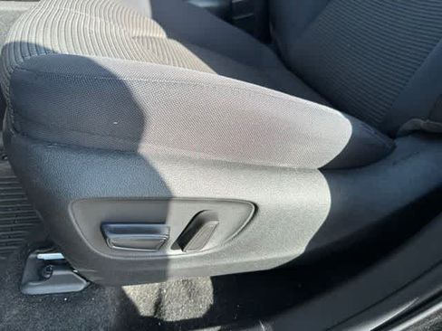 Used 2023 Toyota Highlander LE FWD image 5