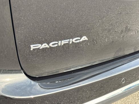 Used 2023 Chrysler Pacifica Touring-L FWD image 10