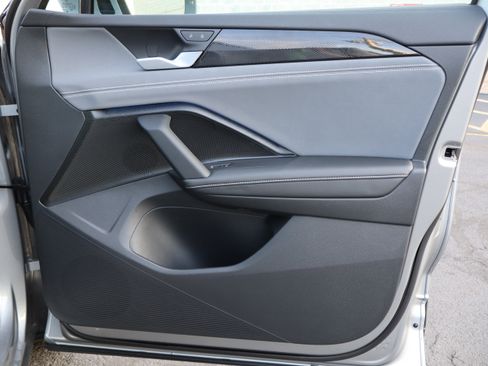 Certified 2025 Volkswagen Tiguan SE image 26