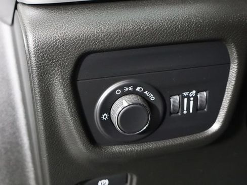 Used 2023 Jeep Grand Cherokee Laredo AWD/4WD image 22