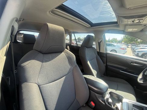 Used 2021 Toyota RAV4 XLE w/ Convenience Package FWD image 22