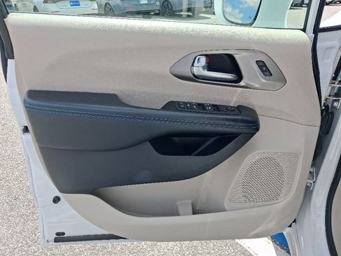 Used 2021 Chrysler Pacifica Touring-L FWD image 19