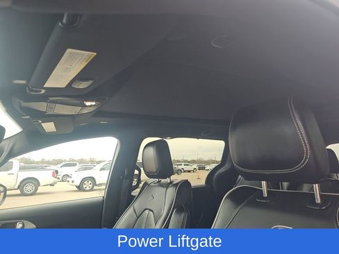 Used 2025 Chrysler Pacifica Limited image 7