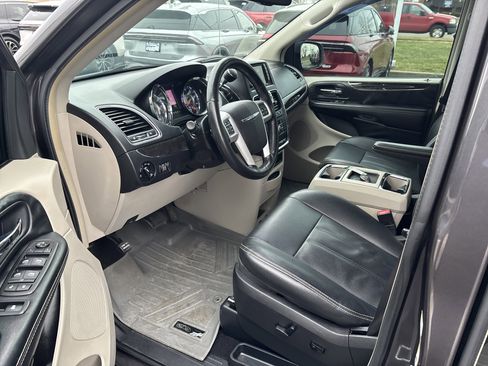 Used 2015 Chrysler Town & Country Touring w/ Driver Convenience Group image 11