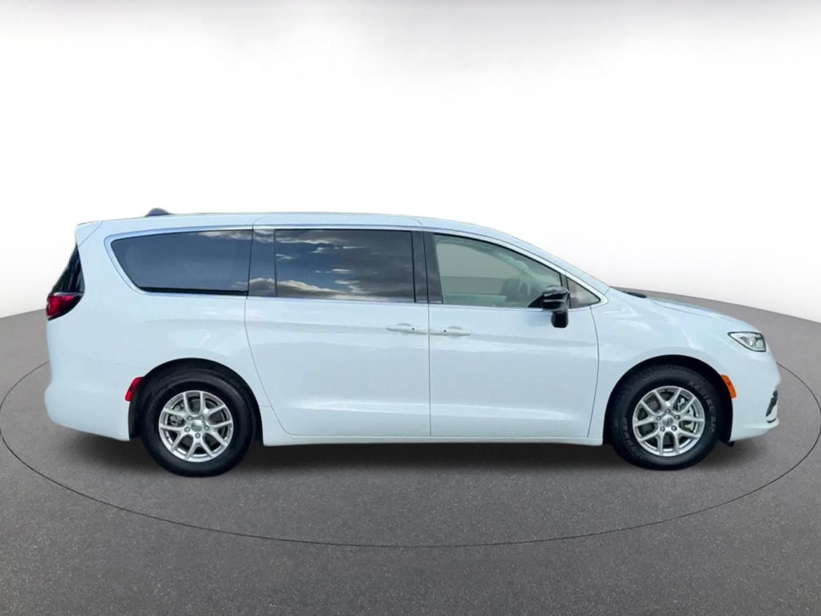 Used 2024 Chrysler Pacifica Touring-L FWD image 15