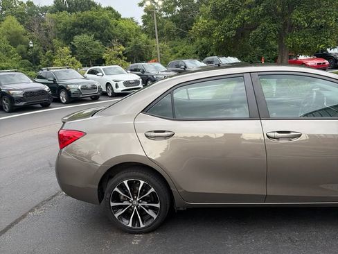 Used 2017 Toyota Corolla SE w/ Carpet Mat Package (TMS) FWD image 4