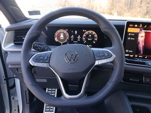New 2026 Volkswagen Tiguan SE R-Line FWD image 14