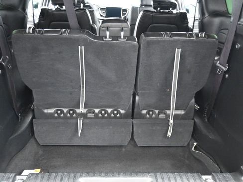 Used 2025 Chrysler Pacifica Select image 11