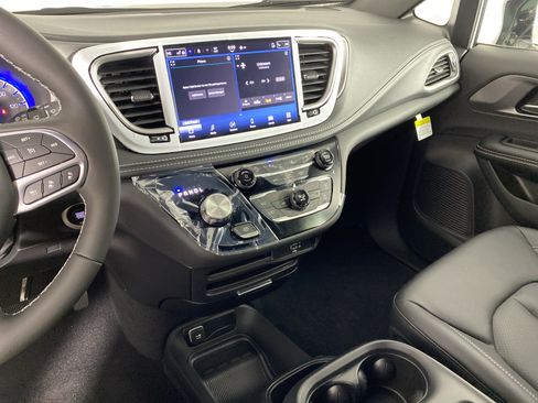 New 2026 Chrysler Pacifica Select AWD/4WD image 24
