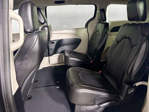 Certified 2023 Chrysler Pacifica Touring-L FWD image 19