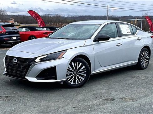 Used 2025 Nissan Altima 2.5 SV image 2