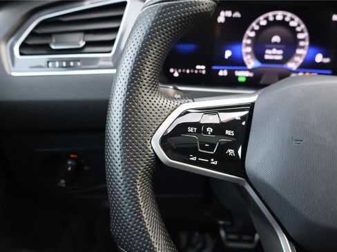 Certified 2024 Volkswagen Tiguan SE R-Line image 15