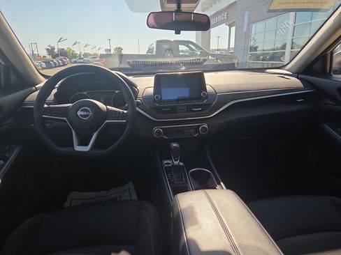 Used 2024 Nissan Altima 2.5 SV FWD image 15