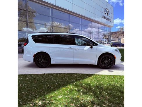 Used 2025 Chrysler Pacifica Limited FWD image 5