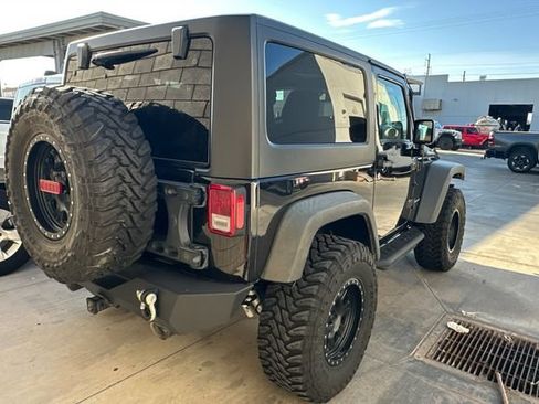 Used 2017 Jeep Wrangler Rubicon w/ Power Convenience Group AWD/4WD image 4