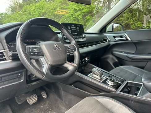 Used 2022 Mitsubishi Outlander SE image 9
